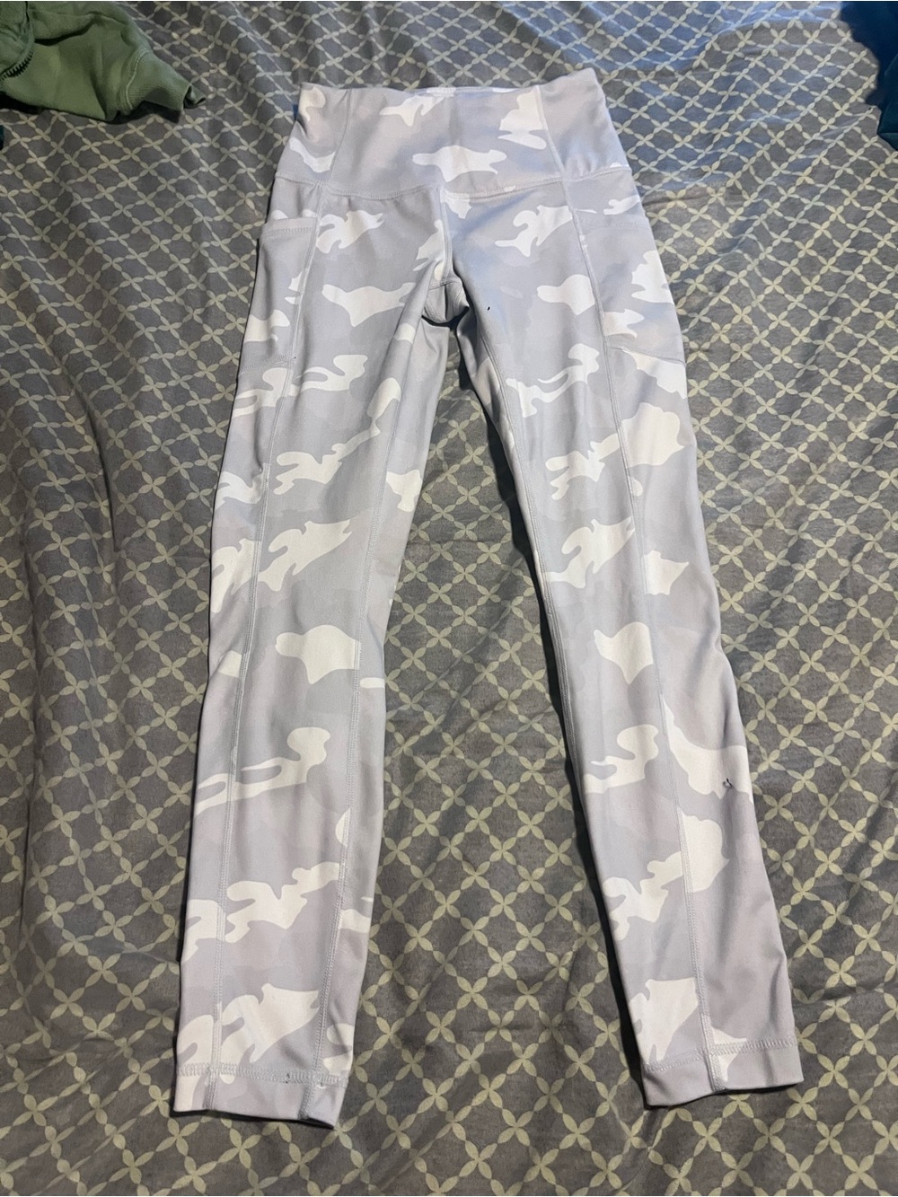 High-Waist Womenโs Camo Leggings in Light Gray & White